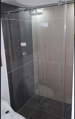 VIDRIO TEMPLADO 8MM Y ACERO INOXIDABLE